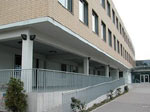 Blick vom Osten zum Schuleingang
